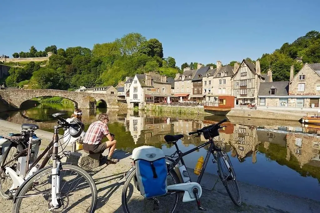 Maison Pres De La Rance Dans Un Village Taden 0*,  France