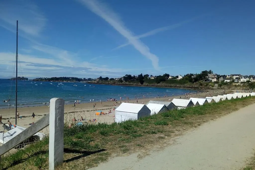 Holiday home Maison Pres De La Rance Dans Un Village Taden